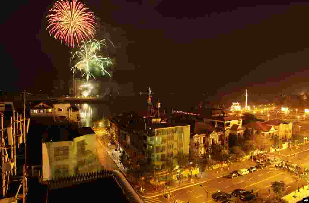 Fireworks explode over the Tonle Sap River for the cremation of Cambodia's former King Norodom Sihanouk in Phnom Penh, Cambodia, February 4, 2013.