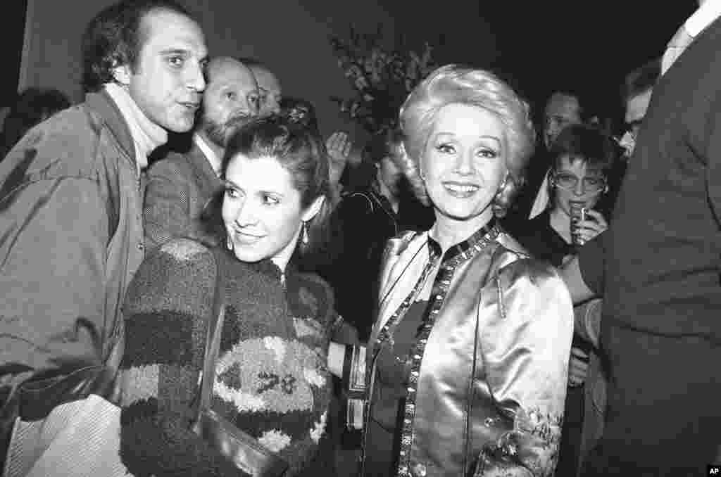 អ្នកស្រី Debbie Reynolds និងកូនស្រី Carrie Fisher ញញឹមទៅកាន់ហ្វូងសប្បុរសជននៅក្នុងពិធីជប់លៀងមួយក្នុងទីក្រុងញូវយ៉កកាលពីថ្ងៃទី១៧ កុម្ភៈ ឆ្នាំ១៩៨៣។ នេះជាការត្រលប់មកកាន់ Broadway វិញរបស់អ្នកស្រី Reynolds។ អ្នកស្រីបានឈានជើងចូលទៅក្នុងភាពយន្តបែបកំប្លែងមានចំណងជើងថា «Woman of the Year» ដែលរឿងនេះធ្លាប់ត្រូវបានសម្តែងដោយអ្នកស្រី Lauren Bacall និងអ្នកស្រី Raquel Welch។