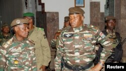 FILE - Jenderal Abdourahmane Tiani, yang diumumkan sebagai kepala negara baru Niger oleh para pemimpin kudeta, tiba untuk bertemu dengan para menteri di Niamey, Niger 28 Juli 2023.