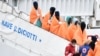 Des migrants et des réfugiés descendent du bateau de sauvetage "Diciotti" en Italie, le 8 janvier 2018. AFP PHOTO / GIOVANNI ISOLINO