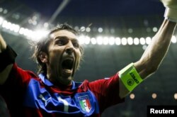 Gianluigi Buffon mengepalkan tangan setelah Mario Balotelli mencetak gol ke gawang Jerman pada laga semifinal Euro 2012 di Stadion Nasional di Warsawa, 28 Juni 2012. (Foto: Reuters)
