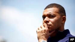 Pesepak bola asala Prancis, Kylian Mbappe, hadiri di pusat latihan timnas Prancis di Clairefontaine, Paris, pada 3 Juni 2024, jelang kompetisi Euro 2024. (Foto: Sarah Meyssonnier/Pool Foto via AP)
