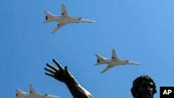 Під час ракетного обстрілу цивільної інфраструктури України 9 березня 2023 року, Росія використовувала Ту-22М для пусків крилатих ракет Х-22. На фото російські далекі бомбардувальники Ту-22М-3 під час параду до Дня Перемоги в Москві, Росія, 9 травня 2016 року. (Фото AP)