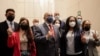 Miembros de la delegación oficial de Venezuela posan para una foto antes de despedirse luego de asistir a una conferencia de prensa luego de la última ronda de conversaciones con la oposición, en la Ciudad de México, México el 27 de septiembre de 2021.