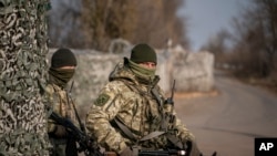 Ukrainian servicemen guard a checkpoint near the new line of contact in Zolote, Luhansk region, eastern Ukraine, Nov. 2, 2019. 