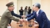 지난달 8월 25일 한국 측 대표인 김관진 국가안보실장과 홍용표 통일부 장관, 북측 대표인 김양건 당 비서와 황병서 군 총정치국장 (오른쪽부터)이 판문점에서 '무박4일' 마라톤 협상을 마치고 악수하고 있다.