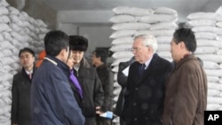 유엔 관계자들이 지난 2010년 2월 세계식량기구가 지원하는 평양의 밀가루 공장을 방문했다. (자료사진)