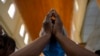 Sur cette photo d'archive prise le 24 octobre 2021, des paroissiens assistent à la messe dominicale à l'église Saint-Pierre de Port-au-Prince, en Haïti.