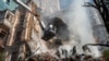 Des pompiers travaillent après une attaque de drones sur des bâtiments à Kiev, en Ukraine, le 17 octobre 2022. 