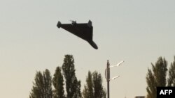 2022年10月17日，一架无人机在乌克兰首都基辅上空准备实施攻击。
