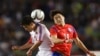 지난해 10월 인천 아시안게임 남자 축구 남북한 경기에서 북한의 조광(왼쪽) 선수와 한국의 김영욱 선수가 공중에 뜬 공을 차지하기 위해 몸싸움을 벌이고 있다. (자료사진)