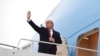 Trump acusó a Bloomberg, quien mide 1,72 metros y a quien Trump, de haber haber solicitado un caja para pararse si califica para futuros debates presidenciales. 