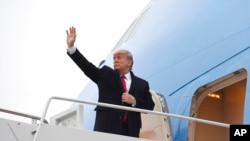 Trump acusó a Bloomberg, quien mide 1,72 metros y a quien Trump, de haber haber solicitado un caja para pararse si califica para futuros debates presidenciales. 