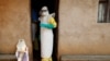 Wasu ma'aikatan lafiya yayin da suka kai dauki a wani gida da aka samu wani da cutar Ebola a Congo 