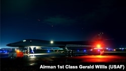 Американський бомбардувальник "B-1B" готується до вильоту на авіабазі США "Андерсен" на острові Гуам