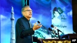 Presiden Pakistan Arif Alvi berpidato dalam upacara peringatan Hari Kemerdekaan Pakistan di Islamabad, Pakistan, Senin, 14 Agustus 2023. (Foto: Departemen Informasi Pers via AP)