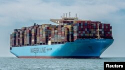 FILE: Kapal kontainer Maersk Hangzhou berlayar di terusan Wielingen, Westerschelde, Belanda, 15 Juli 2018. 9Rene van Quekelberghe/Handout via REUTERS)
