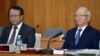 이병호 한국 국정원장(오른쪽)이 20일 서울 국가정보원에서 열린 정보위원회의 국가정보원에 대한 국정감사에서 자리에 앉아 있다. 왼쪽은 한기범 1차장.