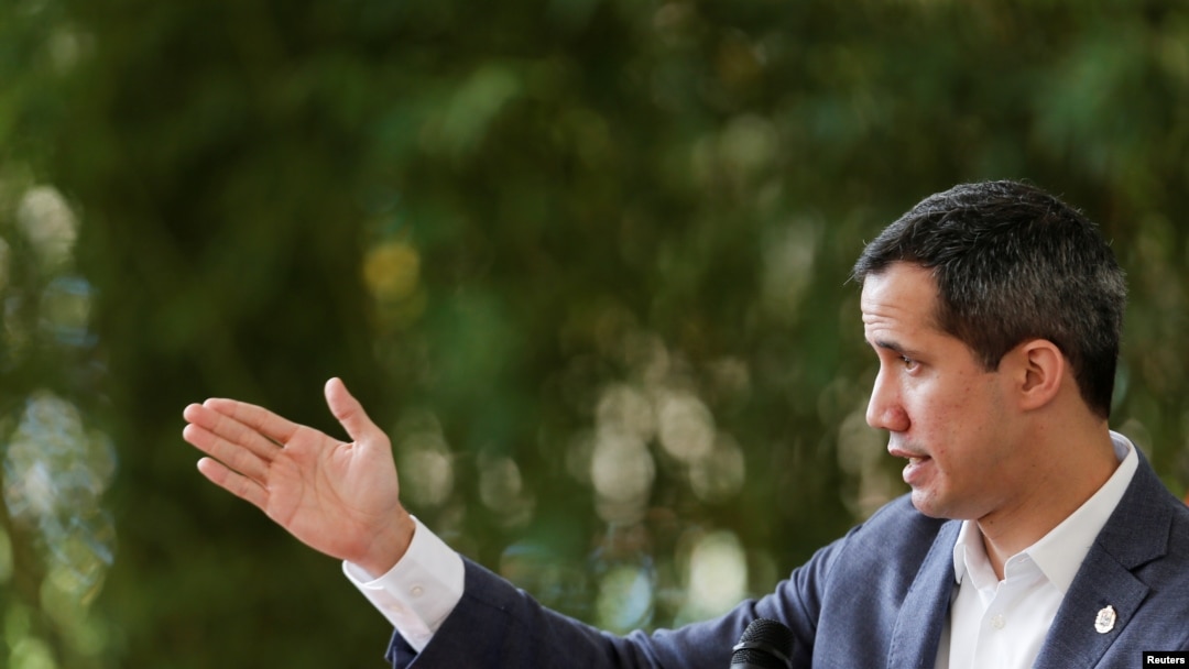 El líder de la oposición venezolana, Juan Guaidó, se dirige a los medios de comunicación en Caracas, el 9 de abril de 2021.