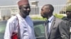 A lokacin da Ja'afar Ja'afar (Hagu) ya isa Majalisar Dokokin Jihar Kano domin ba da bahasi kan zargin rashawa, dauke da Al Qurani mai Girma