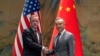 Le chef de la diplomatie chinoise Wang Yi (d) serre la main de Jake Sullivan, conseiller à la sécurité nationale de la Maison Blanche, à gauche, au lac Yanqi à Pékin, le 27 août 2024. 