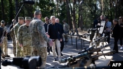 Menteri Luar Negeri AS Antony Blinken saat mengunjungi situs Kantor Komandan Keamanan dan Pasokan Sumber Daya Terpisah Penjaga Perbatasan Ukraina pada 7 September 2023, di Oblast Kyiv. (Foto: AFP)