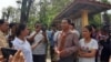 លោកសម វង្សតារ៉ា អតីតចៅសង្កាត់រងទី២ សង្កាត់អូរម៉ាល់ ចាកចេញពីសាលាដំបូងខេត្តបាត់ដំបង កាលពីថ្ងៃទី៨ ខែឧសភា ឆ្នាំ២០១៩។ (ផ្តល់ដោយអង្គការលីកាដូប្រចាំខេត្តបាត់ដំបង)