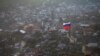 Qrimning Bog'chasaroy shahridagi tepalikka o'rnatilgan Rossiya bayrog'i, 28-mart, 2014-yil.