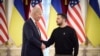Presiden Ukraina Volodymyr Zelenskyy, kanan, dan Presiden AS Joe Biden berjabat tangan saat pertemuan mereka di Kyiv, Ukraina pada 2023. (Foto: via AP)