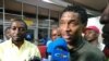 Rigobert Song est accueilli par les médias à l’aéroport de Yaoundé, 1er avril 2017. (VOA/Emmanuel Jules Ntap)