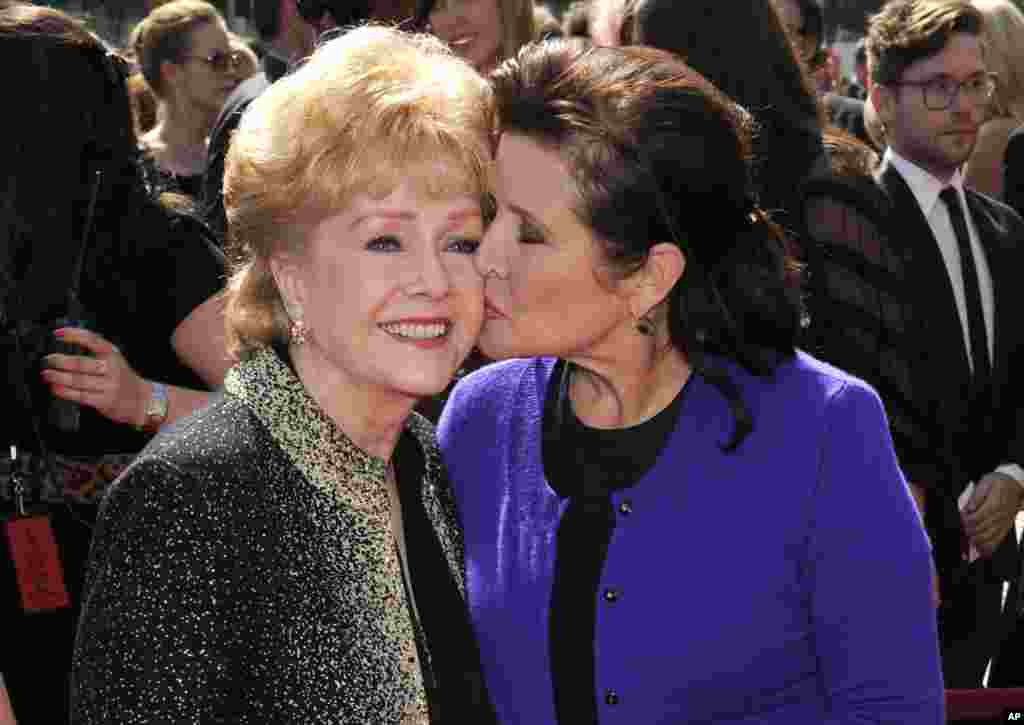 អ្នកស្រី Debbie Reynolds និងកូនស្រី Carrie Fisher បានមកដល់ក្នុងកម្មវិធីប្រគល់ពានរង្វាន់ Primetime Creative Arts Emmy កាលពីថ្ងៃទី ១០ កញ្ញា ២០១១ ទីក្រុង Los Angeles។