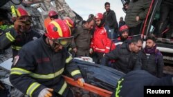 Waoakoaji wakibeba mwili wa mtu aliyekutwa chini ya vifusi kwenye jengo lililoanguka huko Adiyaman, Uturuki, Februari 8, 2023. Picha ya Reuters