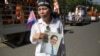 រូបឯកសារ៖ ស្ត្រី​ម្នាក់​កាន់​រូបភាព​លោក កែម ឡី ខណៈ​ពេល​ប្រជា​ពលរដ្ឋ​រាប់​ម៉ឺន​នាក់​ចូលរួម​ជូន​ដំណើរសព​លោក​ កែម ឡី​ នៅ​ថ្ងៃ​អាទិត្យ​ ទី​២៤ ខែកក្កដា​ ឆ្នាំ២០១៦​នេះ។