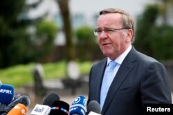 Menteri Pertahanan Jerman Boris Pistorius berbicara kepada media di Ramstein US Air Base, Jerman, 21 April 2023. (Foto: REUTERS/Heiko Becker)