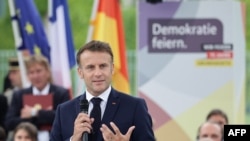 Presiden Prancis Emmanuel Macron berbicara dalam acara Festival Demokrasi di Berlin, di tengah kunjungannya ke Jerman, pada 26 Mei 2024. (Foto: AFP/Jens Schlueter)