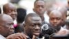 Le principal leader de l'opposition ougandaise, Kizza Besigye (C), s'adresse aux médias à Kampala, la capitale ougandaise, le 4 octobre 2016. (Photo Reuters)