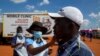 Campagne de dépistage du coronavirus à Lenasia South, au sud de Johannesburg, en Afrique du Sud, le mardi 21 avril 2020. (AP Photo/Themba Hadebe)