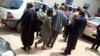 Les avocats et l’assistance dans la cour du tribunal militaire lors de l'audience criminelle spéciale de deux leaders de la contestation anglophone, à Yaoundé, Cameroun, 7 juin 2017.