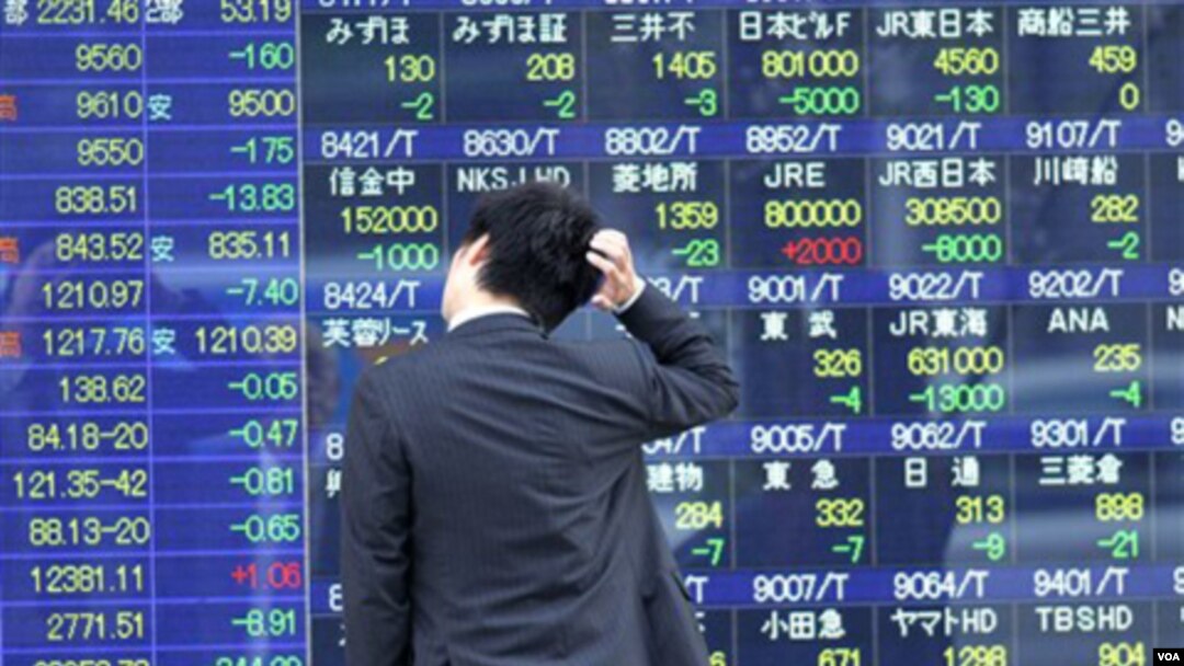 El índice Nikkei en Japón cerró en leve alza antes del anuncio de Fitch, pero Nueva York y otros mercados bajan.