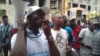Robert Lipothy, un ancien migrant, en campagne de sensibilisation contre l’immigration clandestine au lieu dit avenue Kennedy à Yaoundé, Cameroun, 7 avril 2017. (VOA/Emmanuel Jules Ntap)