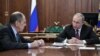 Yayin da shugaba Putin (dama) ke tattaunawa da ministan harkokin wajen Rasha, Sergie Lavrov (hagu)

