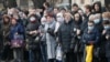 На остановке наземного транспорта после закрытия метрополитена. Киев. 19 марта.