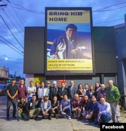 Papan reklame aktivis Chau Van Kham di Sydney, Australia. (Foto: Facebook/Friend of Chau Van Kham)