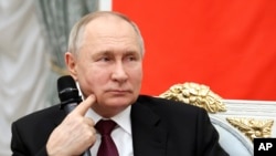 El presidente ruso Vladímir Putin se reúne con ganadores y mentores del campeonato nacional de habilidades profesionales en el Kremlin, Moscú, 18 de diciembre de 2023. [Mikhail Klimentyev, Sputnik, Kremlin Pool Photo via AP]