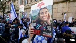 Warga berpartisipasi dalam aksi protes menuntut pemulangan sandera yang ditawan oleh Hamas di New York pada 26 April 2024. (Foto: AFP/Timothy A. Clary)
