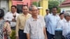 លោកសាំង ប៊ុនម៉ៅ អតីតចៅសង្កាត់ស្វាយប៉ោ ក្រុងបាត់ដំបង ចាកចេញពីសាលាដំបូងខេត្តបាត់ដំបង កាលពីថ្ងៃទី៨ ខែឧសភា ឆ្នាំ២០១៩។ (ផ្តល់ដោយអង្គការលីកាដូប្រចាំខេត្តបាត់ដំបង)