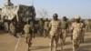 Babban hafsan sojojin kasa na Najeriya, Janar Tukur Buratai (Tsakiya)