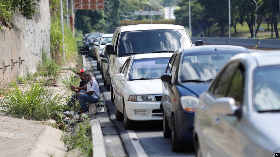 Conductores esperan junto a una fila de vehículos para entrar a una gasolinera en Caracas, Venezuela, el miércoles 30 de septiembre de 2020.