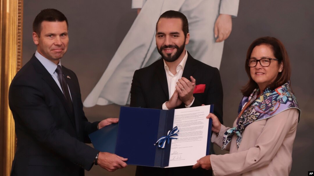El secretario interino de Seguridad Nacional estadounidense (DHS), Kevin McAleenan, asistió el miércoles 28 de agosto de 2019 en El Salvador a la firma de un acuerdo con el gobierno de ese país para fortalecer la cooperación bilateral en materias migratoria.