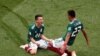 'Yan wasan Mexico, Hirving Lozano da Jesus Gallardo, suna murnar doke Jamus a gasar cin kofin duniya a Rasha, ranar 17 juin 2018.